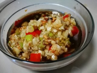 11、微波炉美食～香烤茄子????,将炒好的蒜末倒入料汁小碗 拌匀