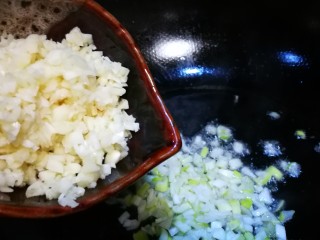 9、微波炉美食～香烤茄子????,倒入蒜末