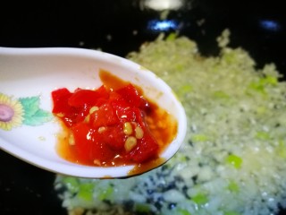 10、微波炉美食～香烤茄子????,加入剁椒