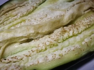 13、微波炉美食～香烤茄子????,从刀缝处把茄子分开摊平