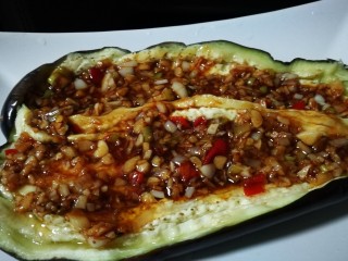 14、微波炉美食～香烤茄子????,把酱料汁均匀涂在茄子表面