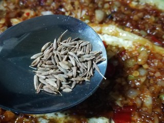 15、微波炉美食～香烤茄子????,撒上一些孜然粒 喜欢辣味重些的 还可以加入辣椒粉 放入微波炉烤制五六分钟即可