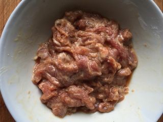 1、水煮肉片,猪里脊洗净切薄片,越薄越好,放入醋、料酒、生抽、淀粉抓匀腌制30分钟到一小时左右;