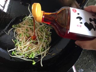 6、水煮肉片,放入适量盐、仲景香辣小红油翻炒均匀;