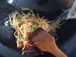 7、水煮肉片,倒入适量热水煮开将菜断生;