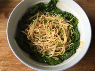 9、水煮肉片,将所有的菜捞出,生菜叶铺在最底下,豆芽、豆腐丝放在中间;