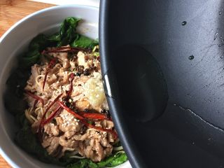 12、水煮肉片,将热油浇在蒜泥上,拌均匀,然后倒入适量汤汁即可。