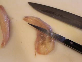 1、 鮟鱇鱼生火腿佐芒果酱汁,这次买的是小尾的鮟鱇鱼，只有这种大小的。鮟鱇鱼鱼肉上有一层坚韧薄膜，去掉口感会比较好。