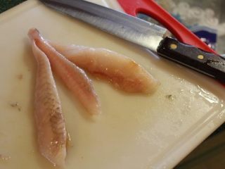 2、 鮟鱇鱼生火腿佐芒果酱汁,鮟鱇鱼只有一条中骨，它的排刺很小，而且是垂直向上，所以切掉中骨两边的鱼柳就没有刺。鱼肉很结实很像鸡胸肉的手感。