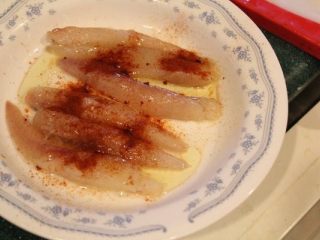 3、 鮟鱇鱼生火腿佐芒果酱汁,用初榨橄榄油、匈牙利红椒粉将鱼肉腌一下。