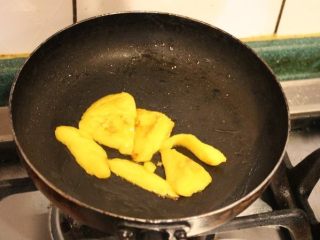 6、 鮟鱇鱼生火腿佐芒果酱汁,制作芒果酱汁：芒果果肉在平底锅加橄榄油煎软，放入调理机加一小匙柠檬汁，打成泥即可。