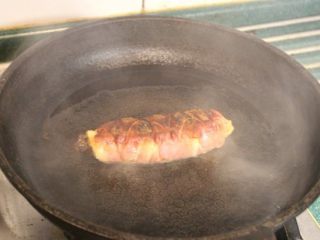 7、 鮟鱇鱼生火腿佐芒果酱汁,制作芒果酱汁：芒果果肉在平底锅加橄榄油煎软，放入调理机加一小匙柠檬汁，打成泥即可。