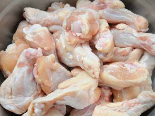 1、红烧鸡翅根 肉嫩鲜香 连汤汁都会被拌上米饭吃光光,新鲜鸡翅根清水洗净，控下水分。