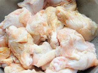 2、红烧鸡翅根 肉嫩鲜香 连汤汁都会被拌上米饭吃光光,用大半勺盐、小半勺白胡椒粉和1勺料酒腌制15分钟以上。