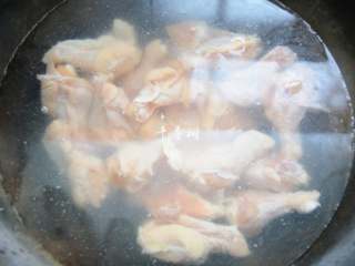 3、红烧鸡翅根 肉嫩鲜香 连汤汁都会被拌上米饭吃光光,鸡翅根凉水入锅，开大火烧开。