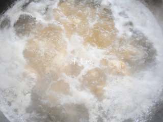 4、红烧鸡翅根 肉嫩鲜香 连汤汁都会被拌上米饭吃光光,鸡翅根中的脏物和血沫都会被焯出。