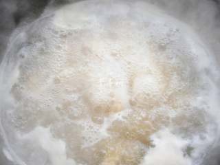 5、红烧鸡翅根 肉嫩鲜香 连汤汁都会被拌上米饭吃光光,焯水约2-3分钟即可。