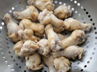 6、红烧鸡翅根 肉嫩鲜香 连汤汁都会被拌上米饭吃光光,焯水后的鸡翅根用温热的水冲洗干净，控干水分备用。