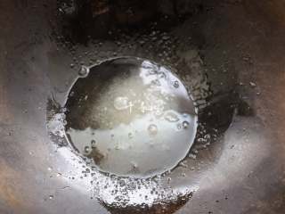 7、红烧鸡翅根 肉嫩鲜香 连汤汁都会被拌上米饭吃光光,炒锅内放油和1大勺白糖，小火炒制糖色。