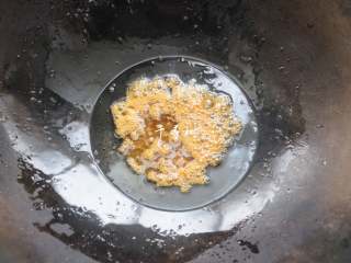 8、红烧鸡翅根 肉嫩鲜香 连汤汁都会被拌上米饭吃光光,待白糖变成棕黄色的密集小泡浮了起来，这时候的糖色就炒好了。