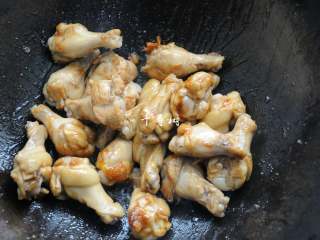 9、红烧鸡翅根 肉嫩鲜香 连汤汁都会被拌上米饭吃光光,将鸡翅根下锅转大火迅速翻炒，力求每个翅根上面都能粘上糖色。