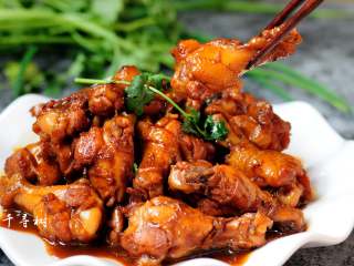 11、红烧鸡翅根 肉嫩鲜香 连汤汁都会被拌上米饭吃光光,肉嫩汁浓，没有过多的调料，吃的就是鸡肉的鲜香。