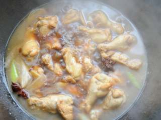 10、红烧鸡翅根 肉嫩鲜香 连汤汁都会被拌上米饭吃光光,15分钟后转大火收汁，同时用筷子把汤汁中的葱姜蒜及八角桂皮挑出不要。汤汁收浓之后就可以起锅了。