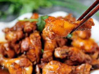 12、红烧鸡翅根 肉嫩鲜香 连汤汁都会被拌上米饭吃光光,放一张细节图，这鸡肉烧的实在是太给力了，最后连汤汁都被拌上米饭吃了个光。