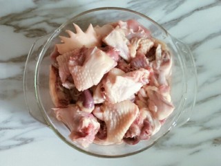 1、虫草花煲鸡汤,土鸡斩块清洗干净