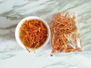 4、虫草花煲鸡汤,虫草花用温水稍微浸泡一下