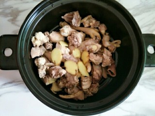 6、虫草花煲鸡汤,鸡肉放入砂锅，加入姜片