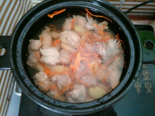 8、虫草花煲鸡汤,加入清水没过鸡肉