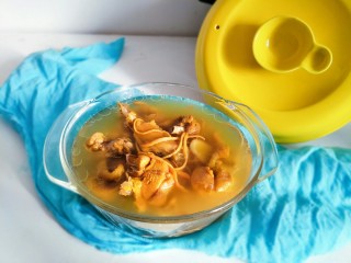 12、虫草花煲鸡汤,砂锅小火慢炖出来的汤特别鲜美~