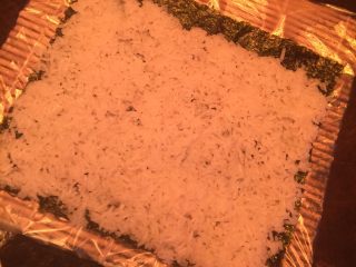 2、蟹籽寿司卷,紫菜上铺上米饭