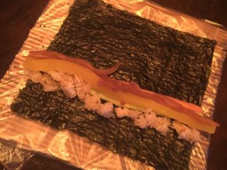 4、蟹籽寿司卷,放入食材