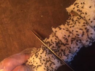 6、蟹籽寿司卷,切开就好了。