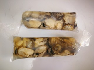 1、蒜蓉生蚝,生蚝买来的时候是这样没有壳的