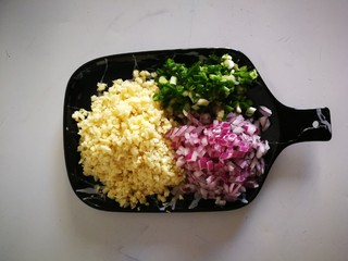 3、蒜蓉生蚝,蒜两大头，全部切碎。其他也切碎。