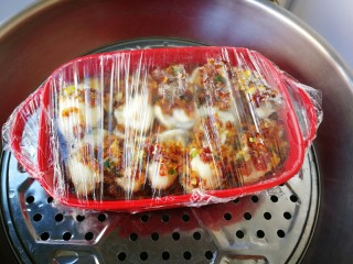 11、蒜蓉生蚝,盖保鲜膜火开蒸10分钟