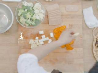 2、麻辣香锅,手撕木耳,西兰花、花菜掰小朵,葱切段,蒜压扁,姜切片