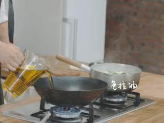 5、麻辣香锅,倒大量的油