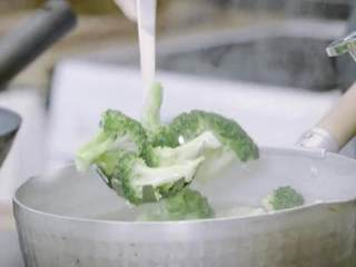 6、麻辣香锅,西兰花、花菜焯熟过凉水