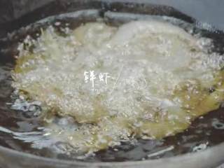 7、麻辣香锅,鲜虾入油锅炸,捞出