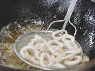 9、麻辣香锅,鱿鱼圈入油锅炸,捞出
