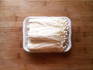 1、金针肥牛饭,金针菇洗净备用。