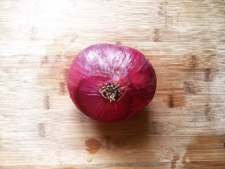 2、金针肥牛饭,洋葱剥皮洗净,备用。