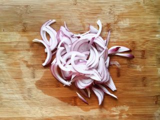 3、金针肥牛饭,将洋葱切丝洗净,备用。