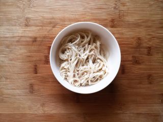 4、金针肥牛饭,金针菇往热水里焯一下,捞上来,待干,备用。