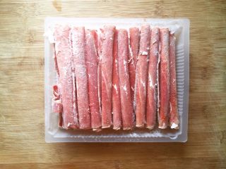 5、金针肥牛饭,准备好的肥牛也往热水里焯一下。