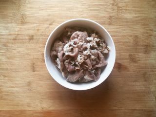 6、金针肥牛饭,注意⚠️肥牛不要煮太久,在水里变了色就捞上来,就跟涮火锅似的。